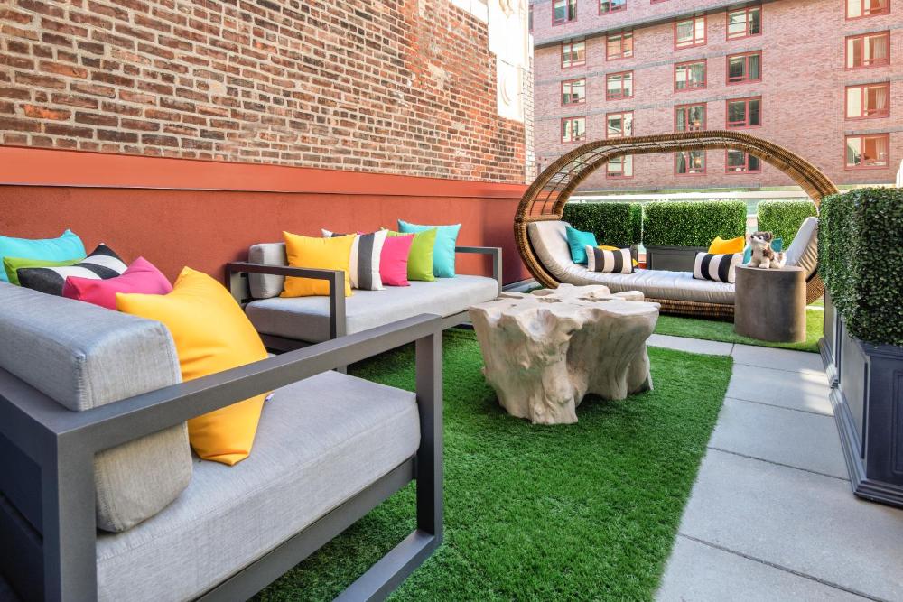 Terrace Cosmo King interior